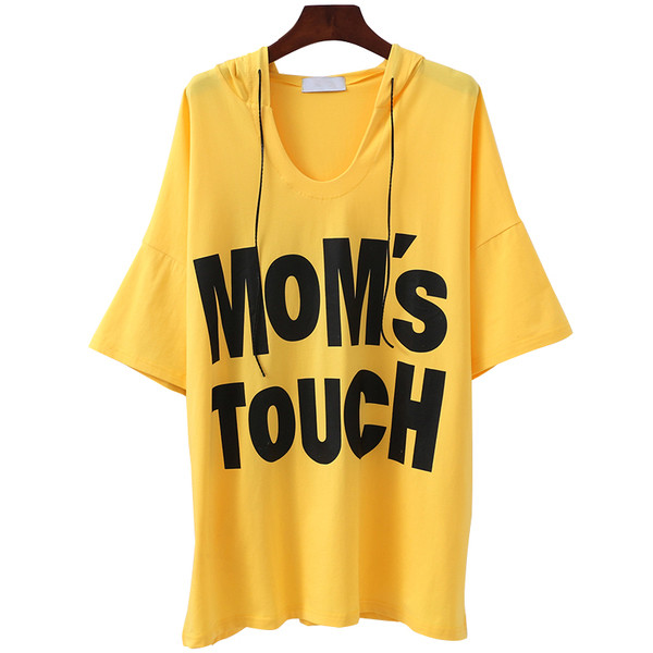 Γυναικείο μακρύ μπλουζάκι σε τρισδιάστατο σχέδιο με επιγραφή και κουκούλα