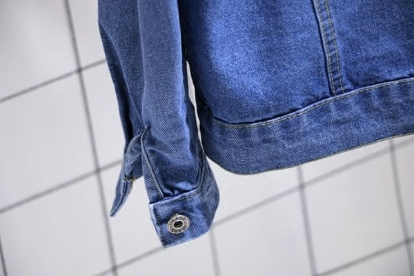 Спортно-ежедневно дамско дънково яке с кръстосани връзки на гърба 