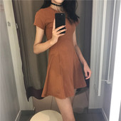 Απλό γυναικείο φόρεμα με κοντό μανίκι κατάλληλο για τη καθημερινή ζωή