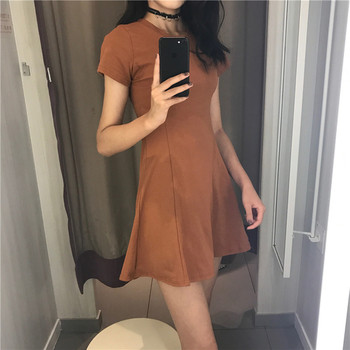 Απλό γυναικείο φόρεμα με κοντό μανίκι κατάλληλο για τη καθημερινή ζωή