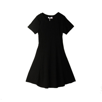 Απλό γυναικείο φόρεμα με κοντό μανίκι κατάλληλο για τη καθημερινή ζωή