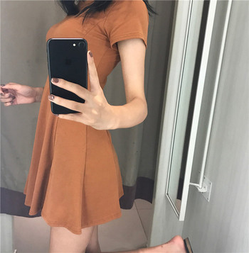 Απλό γυναικείο φόρεμα με κοντό μανίκι κατάλληλο για τη καθημερινή ζωή