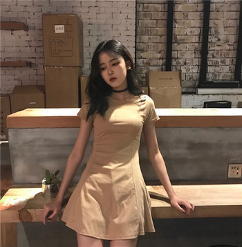 Απλό γυναικείο φόρεμα με κοντό μανίκι κατάλληλο για τη καθημερινή ζωή