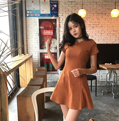 Απλό γυναικείο φόρεμα με κοντό μανίκι κατάλληλο για τη καθημερινή ζωή