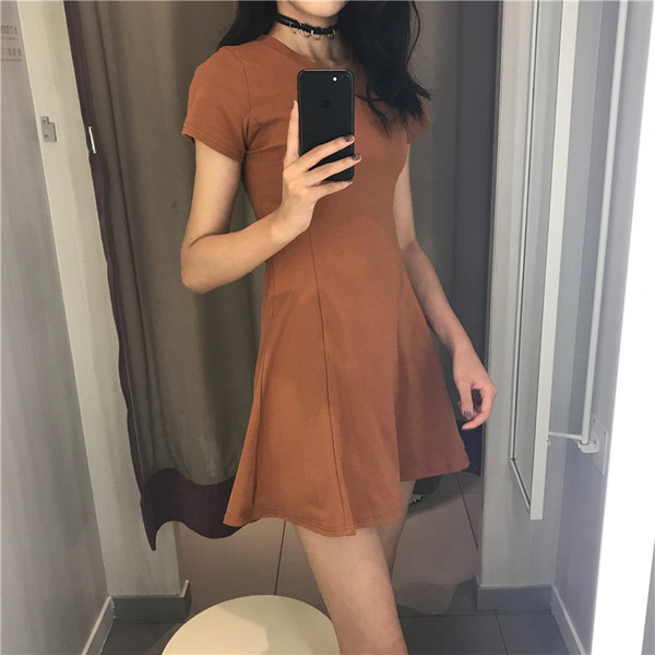 Απλό γυναικείο φόρεμα με κοντό μανίκι κατάλληλο για τη καθημερινή ζωή