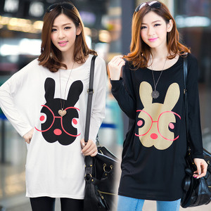 Γυναικεία μπλούζα σε μαύρο και άσπρο με διαφορετικές εκτυπώσεις