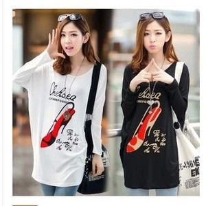 Γυναικεία μπλούζα σε μαύρο και άσπρο με διαφορετικές εκτυπώσεις