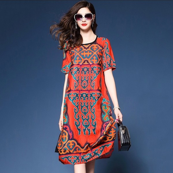 Μακριά γυναικεία  φόρεμα σε κόκκινο χρώμα και σχέδιο  ριγέ