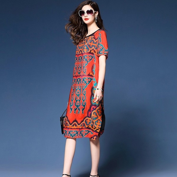 Μακριά γυναικεία  φόρεμα σε κόκκινο χρώμα και σχέδιο  ριγέ