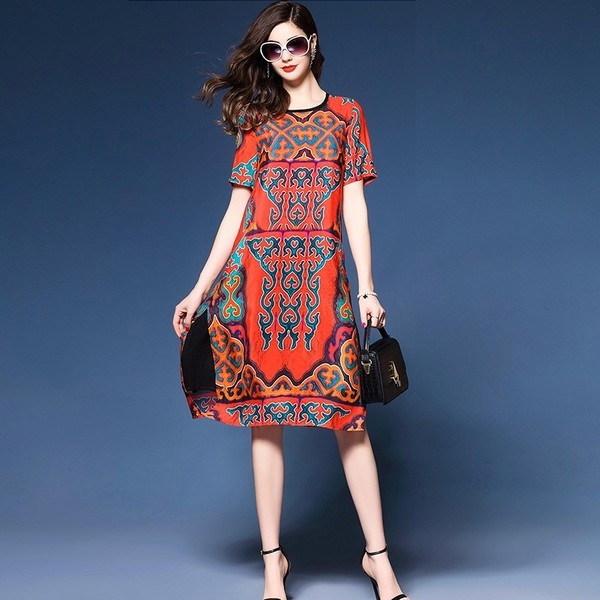 Μακριά γυναικεία  φόρεμα σε κόκκινο χρώμα και σχέδιο  ριγέ