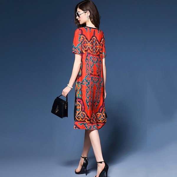 Μακριά γυναικεία  φόρεμα σε κόκκινο χρώμα και σχέδιο  ριγέ