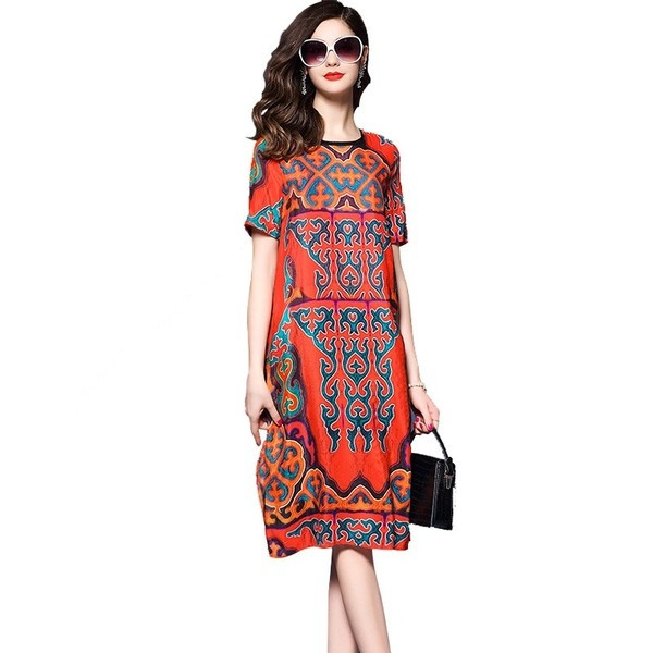 Μακριά γυναικεία  φόρεμα σε κόκκινο χρώμα και σχέδιο  ριγέ