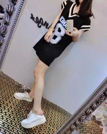 Γυναικείομπλουζοφόρεμα με φαρδιά λαιμόκοψη και επιγραφή