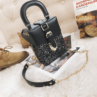 Μίνι γυαλιστερή γυναικεία τσάντα με μεταλλική λαβή σε διάφορα χρώματα