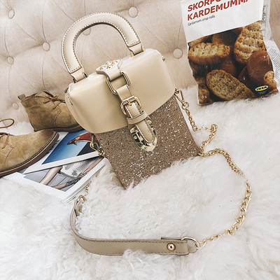 Μίνι γυαλιστερή γυναικεία τσάντα με μεταλλική λαβή σε διάφορα χρώματα