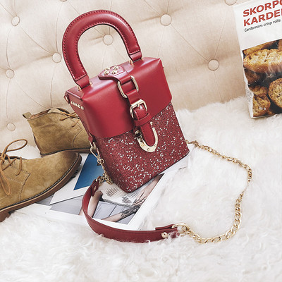 Μίνι γυαλιστερή γυναικεία τσάντα με μεταλλική λαβή σε διάφορα χρώματα