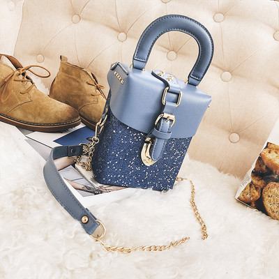 Μίνι γυαλιστερή γυναικεία τσάντα με μεταλλική λαβή σε διάφορα χρώματα