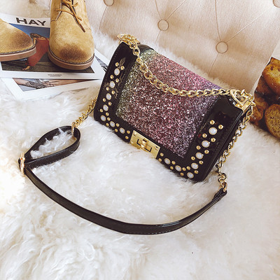 Mini geantă de mână strălucitoare în negru cu decor cu pietre