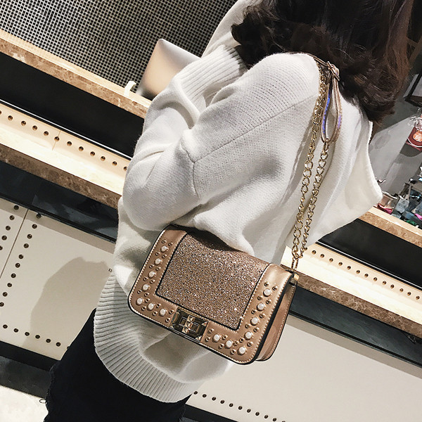 Mini geantă de mână strălucitoare în negru cu decor cu pietre