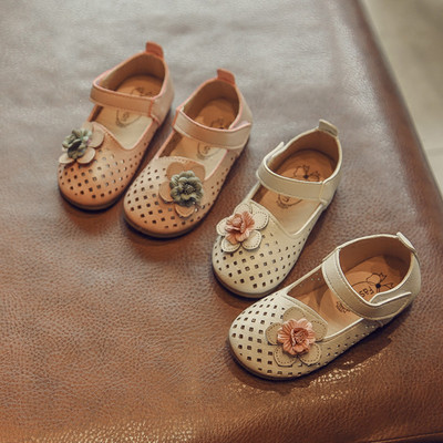Ежедневни детски сандали с флорален мотив за момичета затворен модел в бял и розов цвят 