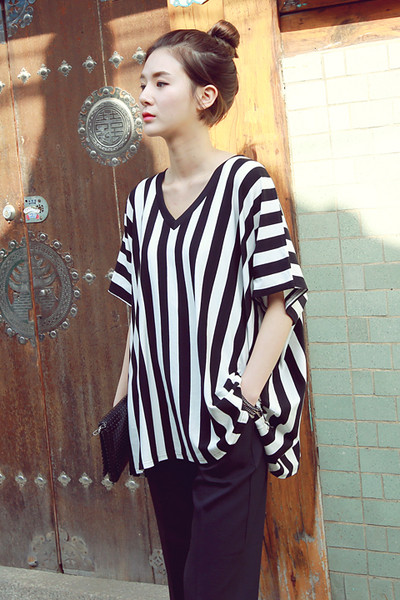 Καλοκαιρινή φαρδιά γυναικεία μπλούζα με ντεκολτέ σε σχήμα V