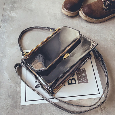 Γυναικεία λουστρίν τσάντα με δύο λαβές και σε ασημί χρώματα