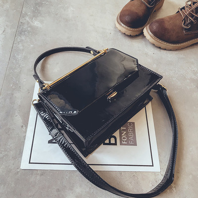 Γυναικεία λουστρίν τσάντα με δύο λαβές και σε ασημί χρώματα