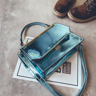 Γυναικεία λουστρίν τσάντα με δύο λαβές και σε ασημί χρώματα