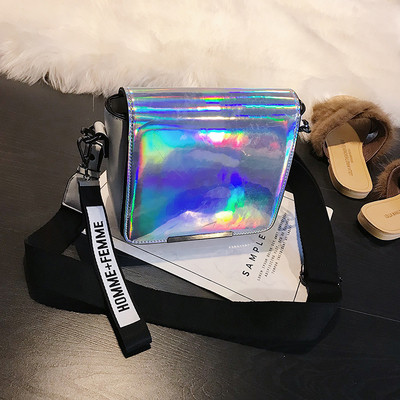 Μίνι γυναικέια τσάντα με φαρδιές λουριά ώμου κατάλληλη για τη καθημερινή ζωή