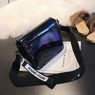 Μίνι γυναικέια τσάντα με φαρδιές λουριά ώμου κατάλληλη για τη καθημερινή ζωή