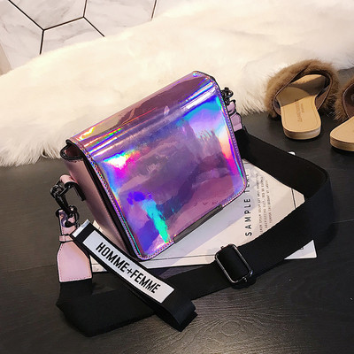 Μίνι γυναικέια τσάντα με φαρδιές λουριά ώμου κατάλληλη για τη καθημερινή ζωή