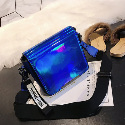 Μίνι γυναικέια τσάντα με φαρδιές λουριά ώμου κατάλληλη για τη καθημερινή ζωή