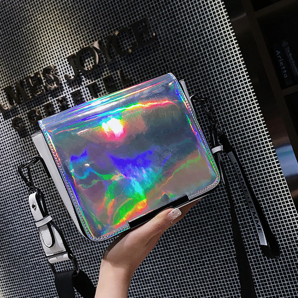 Μίνι γυναικέια τσάντα  με φαρδιές λουριά ώμου κατάλληλη για τη καθημερινή ζωή