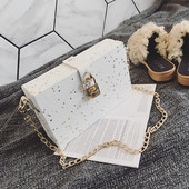 Елегантна мини дамска чанта с метална дръжка и лъскави частици