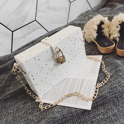 Елегантна мини дамска чанта с метална дръжка и лъскави частици