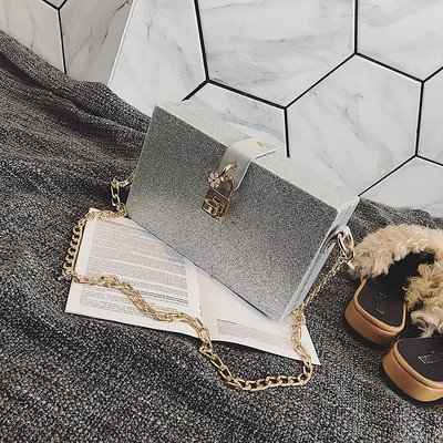 Елегантна мини дамска чанта с метална дръжка и лъскави частици