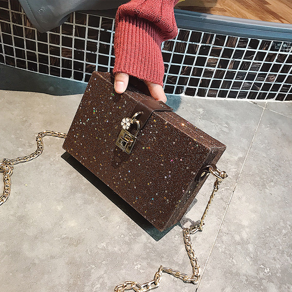 Елегантна мини дамска чанта с метална дръжка и лъскави частици