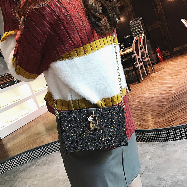 Елегантна мини дамска чанта с метална дръжка и лъскави частици