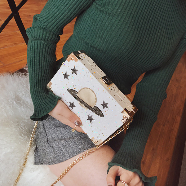 Κομψή μίνι γυναικεία τσάντα με εφαρμογή και μεταλλική λαβή