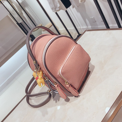 Γυναικείο  σακίδιο σε απαλό μοντέλο με αξεσουάρ