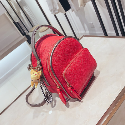 Γυναικείο  σακίδιο σε απαλό μοντέλο με αξεσουάρ