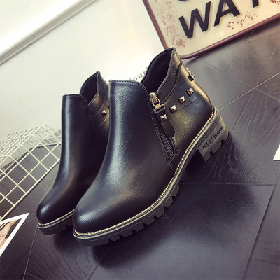 Γυναικείες καθημερινές χαμηλές μπότες με μεταλλικά στοιχεία