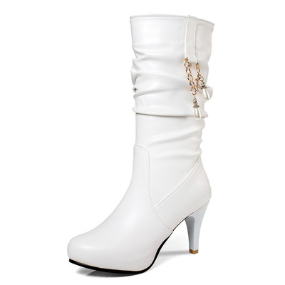 Vékony talpú női sarkú csizma különböző színekben, fém elemekkel