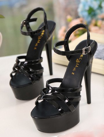 Magas sarkú szandál lakkbőr pántokkal