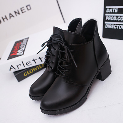 Дамски боти в два модела и два цвята на нисък ток с връзки