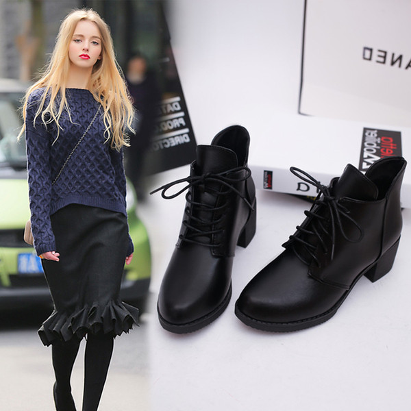 Дамски боти в два модела и два цвята на нисък ток с връзки