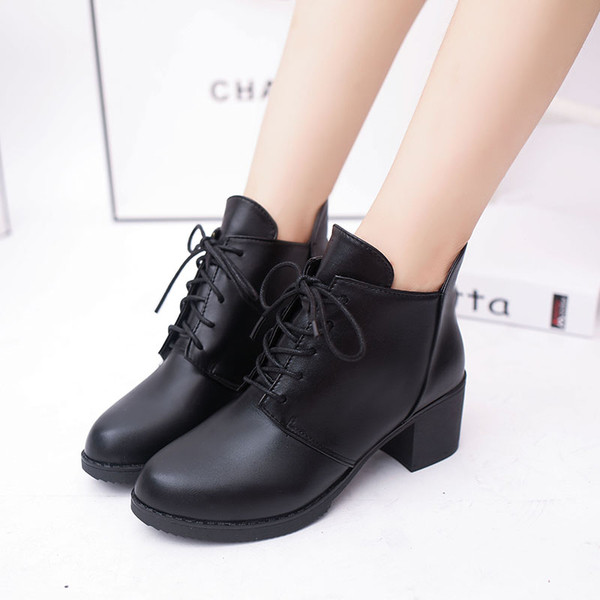 Дамски боти в два модела и два цвята на нисък ток с връзки