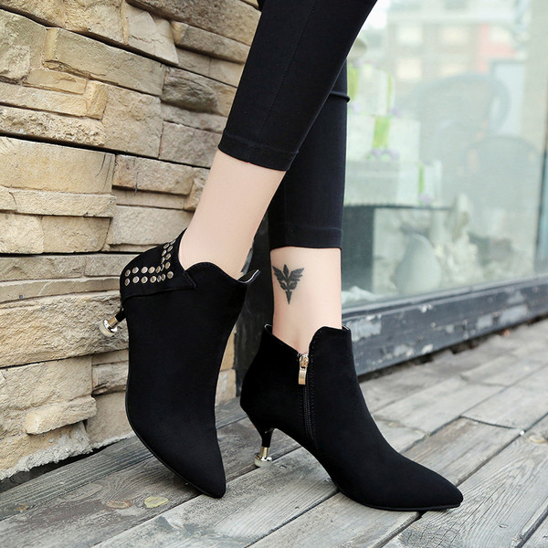 Stílusos női alacsony sarkú csizma fém szegecsekkel