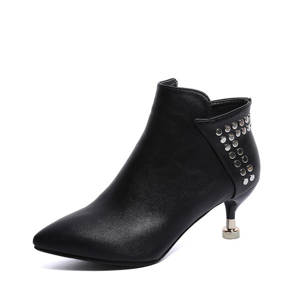 Stílusos női alacsony sarkú csizma fém szegecsekkel