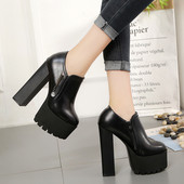 Εξαιρετικά γυναικείες μπότες μς ψηλά τακούνια και με ψηλή σόλα σε δύο χρώματα